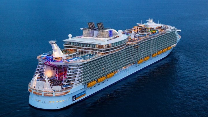 Στο λιμάνι του Πειραιά το μεγαλύτερο κρουαζιερόπλοιο του κόσμου – ΦΩΤΟ