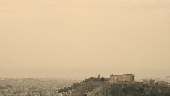 Η αφρικανική σκόνη “σκεπάζει” τη χώρα – Πού θα ρίξει λασποβροχή