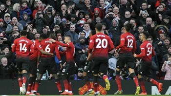 Στις «φλόγες» το Μάντσεστερ, στο … ακουστικό το Λίβερπουλ