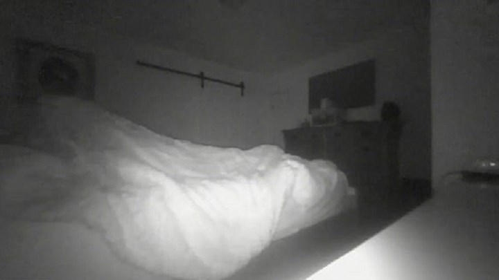 Άνδρας καταγγέλλει ότι φάντασμα αναστατώνει τον ύπνο του – ΒΙΝΤΕΟ