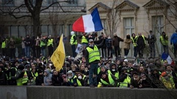 Το 60% των Γάλλων επιθυμεί να σταματήσουν οι κινητοποιήσεις των “κίτρινων γιλέκων”