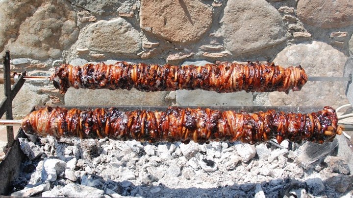 Κατασχέθηκαν επικίνδυνα τρόφιμα λίγο πριν βγουν στην αγορά: Ακατάλληλα αρνιά, γαρδουμπάκια, θαλασσινά και τυριά