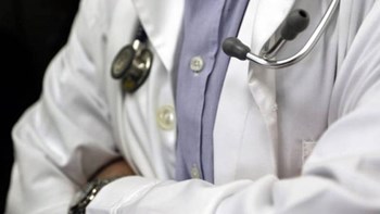 Προφυλακίστηκε ο γιατρός που κατηγορείται για ασέλγεια σε βάρος ανηλίκων στη Θήβα