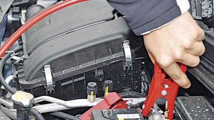 Πώς θα βάλεις μπροστά ένα αυτοκίνητο που έχει μείνει από μπαταρία