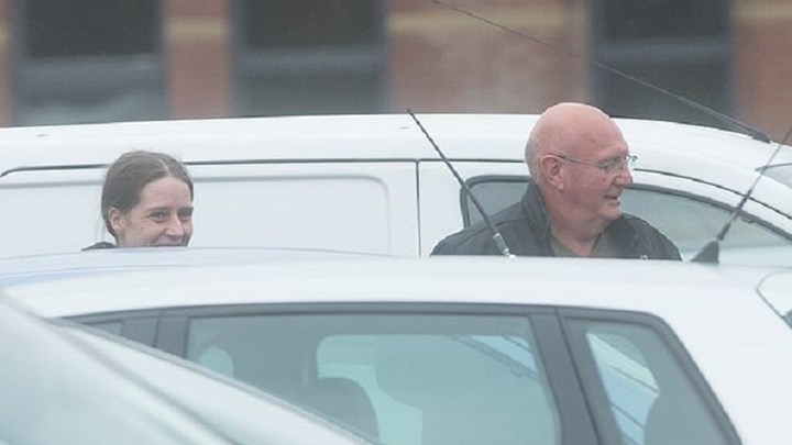 Ασυγκράτητη μητέρα έκανε σεξ μέσα στο αυτοκίνητό της έξω από το σχολείο του παιδιού της – ΦΩΤΟ