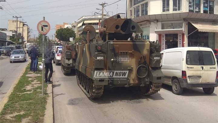 Άρμα μάχης «έμεινε» στη μέση του δρόμου  στη Χαλκίδα – ΦΩΤΟ