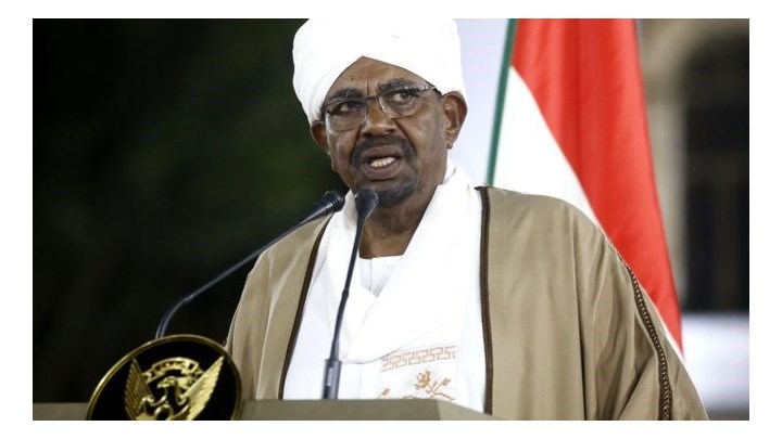 “Τούβλα” από χρήματα βρέθηκαν στο σπίτι του έκπτωτου προέδρου του Σουδάν – ΒΙΝΤΕΟ