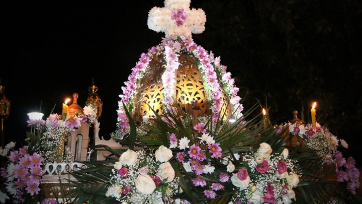 Πλήθος κόσμου στην περιφορά των Επιτάφιων στην Πρέβεζα – ΦΩΤΟ