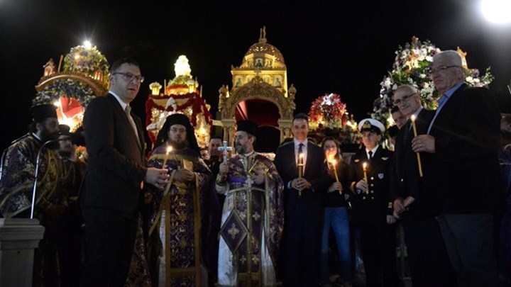 Παρουσία του Κυριάκου Μητσοτάκη η περιφορά των Επιταφίων στην Τήνο – ΦΩΤΟ