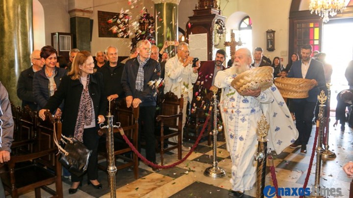 Θεαματική η πρώτη Ανάσταση στη Νάξο – ΒΙΝΤΕΟ