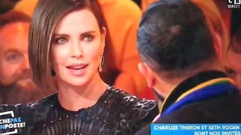 Έξαλλη η Σαρλίζ Θερόν με Γάλλο παρουσιαστή για ένα φιλί – ΒΙΝΤΕΟ