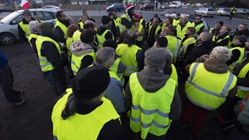 “Βροχή” δακρυγόνων στην πορεία των κίτρινων γιλέκων προς το κτίριο του Ευρωπαϊκού Κοινοβουλίου – ΦΩΤΟ – ΒΙΝΤΕΟ