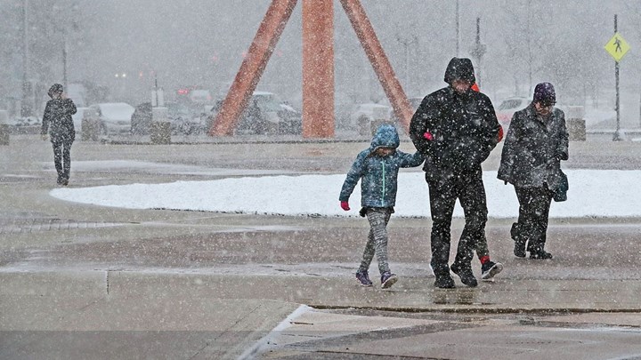 Σφοδρή χιονοθύελλα έπληξε το Σικάγο – Εκατοντάδες πτήσεις ματαιώθηκαν