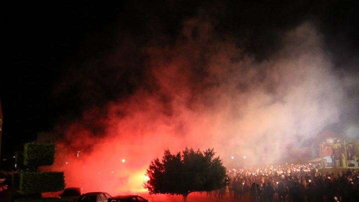 Με…καπνογόνα υποδέχτηκαν την Ανάσταση στον Άγιο Νεκτάριο Πρέβεζας – ΦΩΤΟ