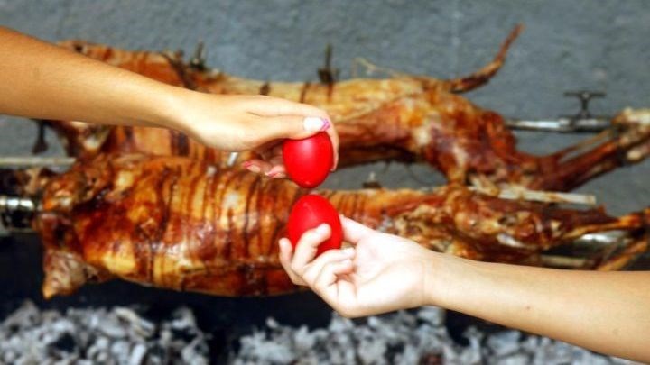 Τι γιορτάζουμε την Κυριακή του Πάσχα – Γιατί σουβλίζουμε αρνί