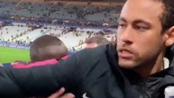 Ο Νεϊμάρ επιτέθηκε σε οπαδό της Ρεν – ΒΙΝΤΕΟ