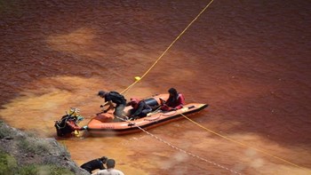 Καρέ – καρέ η στιγμή της ανάσυρσης της βαλίτσας του «θανάτου» από την Κόκκινη Λίμνη – ΦΩΤΟ