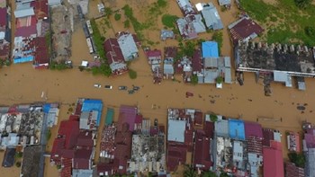 Φονική πλημμύρα στην Ινδονησία: Στους 17 οι νεκροί – εννέα οι αγνοούμενοι