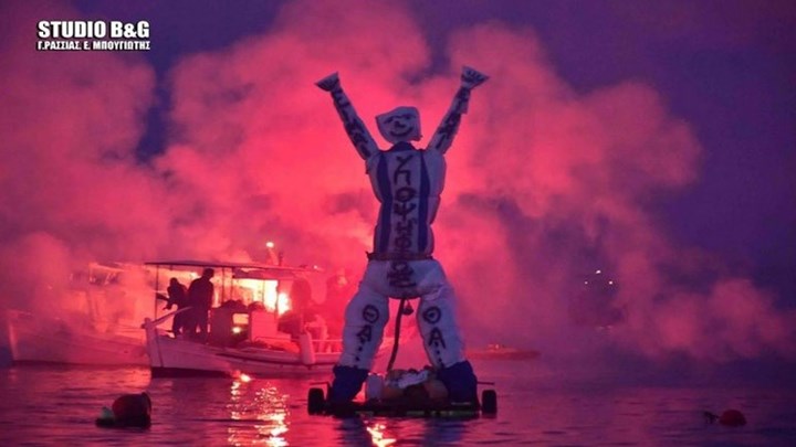 Στο Τολό έκαψαν τον Ιούδα στη θάλασσα – ΦΩΤΟ