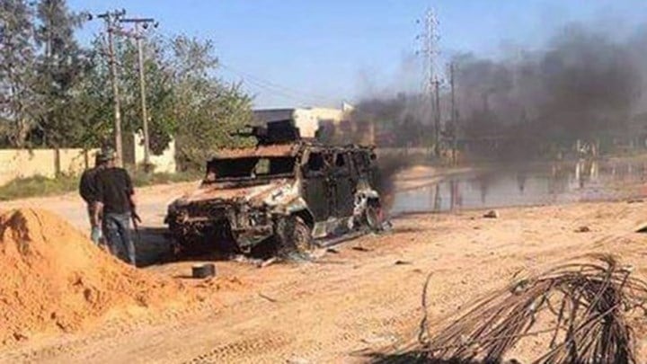 Τουλάχιστον τέσσερις νεκροί και δεκάδες τραυματίες σε αεροπορική επιδρομή στην πρωτεύουσα της Λιβύης
