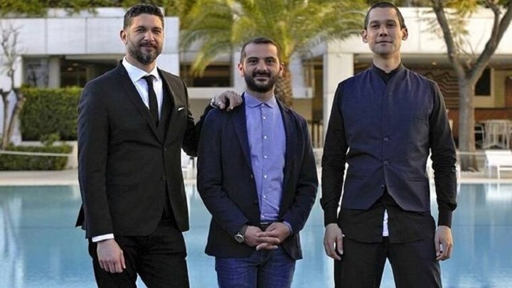 MasterChef: Δείτε τον Ιωαννίδη να… ροκάρει και τους Κουτσόπουλο-Κοντιζά να παίζουν μαξιλαροπόλεμο – ΒΙΝΤΕΟ