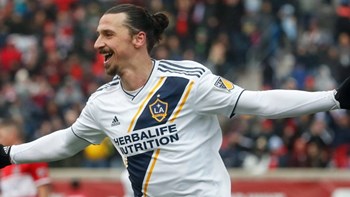 Ο Ζλάταν σκόραρε και φώναζε προκλητικά στον αντίπαλο αμυντικό – ΒΙΝΤΕΟ