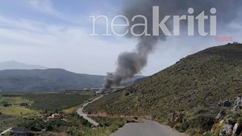 Φωτιά σε επιχείρηση επισκευής σκαφών στην Κρήτη – ΦΩΤΟ