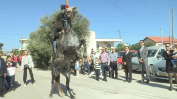 Αναβίωσε το έθιμο των καβαλάρηδων στην εορτή του Αγίου Γεωργίου στην Κόρινθο – ΦΩΤΟ-ΒΙΝΤΕΟ