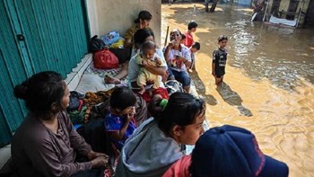 Φονικές πλημμύρες στην Ινδονησία – Δεκάδες νεκροί και αγνοούμενοι, χιλιάδες εκτοπισμένοι