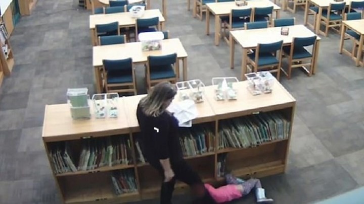 Σοκ στις ΗΠΑ: Νηπιαγωγός κλωτσάει την 5χρονη μαθήτριά της – ΒΙΝΤΕΟ