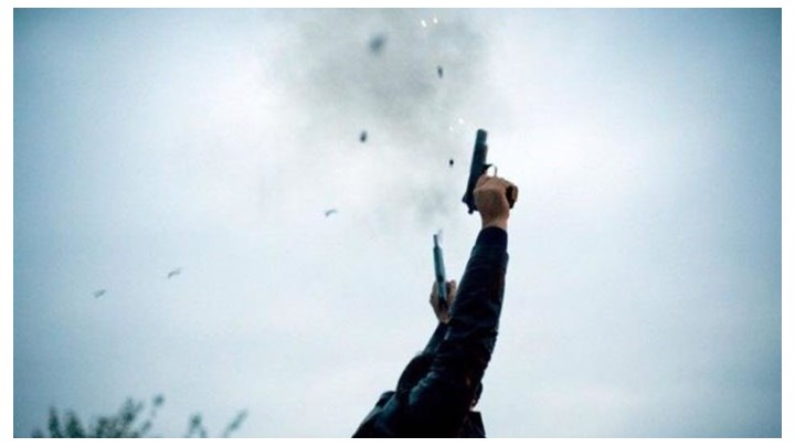 Οργή για την ανευθυνότητα: Έτρωγε στο πασχαλινό τραπέζι και δίπλα του έσκαγαν… σφαίρες – ΦΩΤΟ