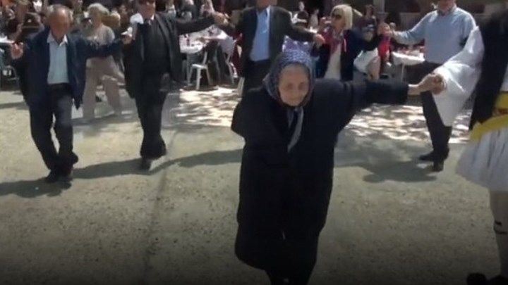 Το τσάμικο της γιαγιάς στη Σκάλα Ναυπακτίας που έγινε viral – BINTEO