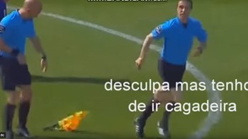 Βοηθός διαιτητή πέταξε το σημαιάκι και έτρεξε προς την τουαλέτα – ΒΙΝΤΕΟ