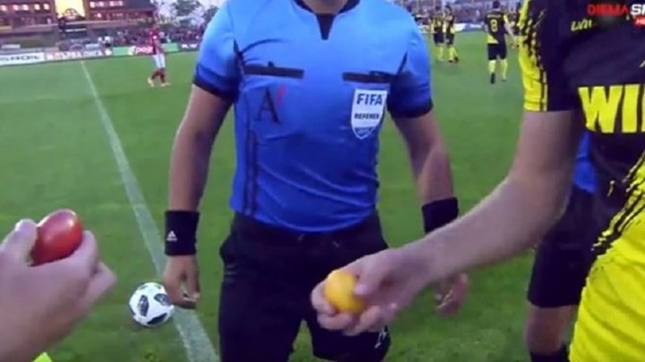 Αντί να “στρίψουν” το νόμισμα για τη σέντρα τσούγκρισαν αβγά – ΒΙΝΤΕΟ