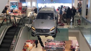 Αυτοκίνητο έπεσε σε εμπορικό κέντρο στο Αμβούργο – Τουλάχιστον εννέα τραυματίες – ΦΩΤΟ