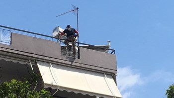 Αναστάτωση στο Αγρίνιο: Άνδρας απειλούσε να πέσει στο κενό – ΒΙΝΤΕΟ