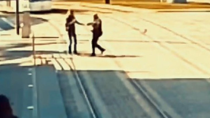 Αστυνομικός σώζει τυφλή λίγο πριν την χτυπήσει το τραμ – ΒΙΝΤΕΟ