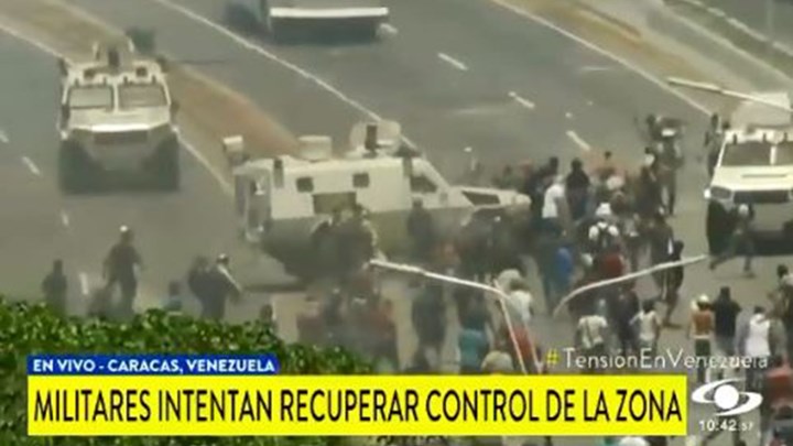 Βίντεο που σοκάρει – Τζιπ της Εθνικής Φρουράς πέφτει πάνω σε διαδηλωτές στο Καράκας