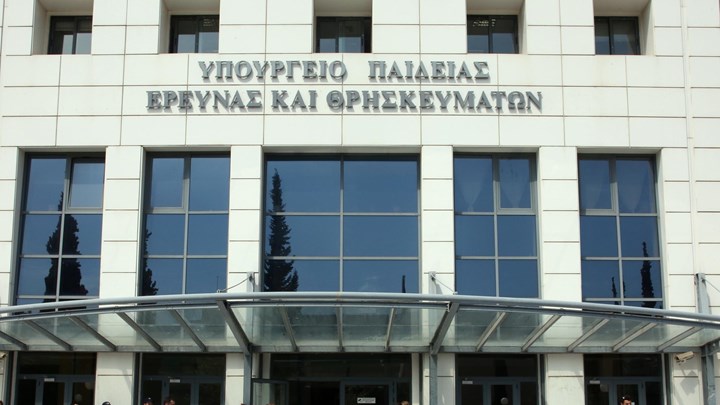Το υπουργείο Παιδείας καταδίκασε τον βανδαλισμό του γραφείου του πρύτανη του Οικονομικού Πανεπιστημίου Αθηνών