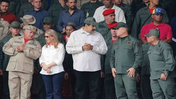 Ο Μαδούρο εμφανίστηκε σε τηλεοπτική εκπομπή μαζί με τον υπουργό Άμυνας