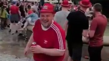 Σάλος στη Βαρκελώνη: Οπαδός της Λίβερπουλ πέταξε μικροπωλητή σε συντριβάνι – ΒΙΝΤΕΟ