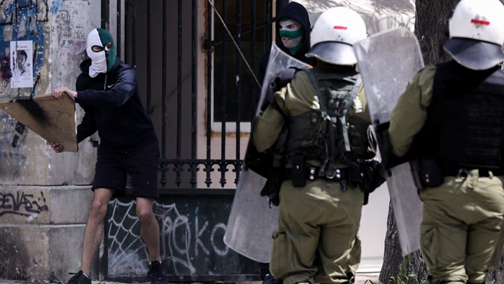 Επεισόδια στο Πολυτεχνείο – Αντιεξουσιαστές πέταξαν πέτρες και βόμβες μολότοφ στα ΜΑΤ