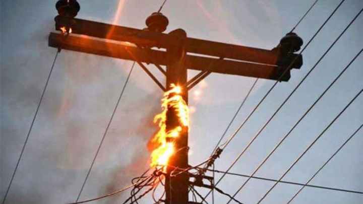 Συναγερμός στην εθνική οδό Αντιρρίου-Ιωαννίνων – Φωτιά σε κολόνα της ΔΕΗ