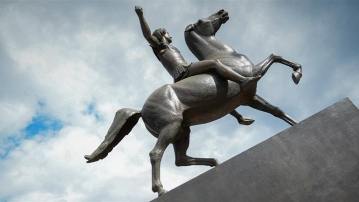 Βανδάλισαν το άγαλμα του Μεγάλου Αλεξάνδρου στο κέντρο της Αθήνας – ΦΩΤΟ