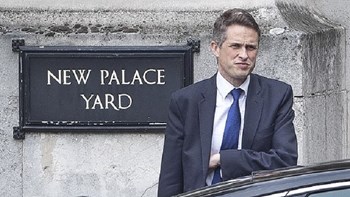 Αρνείται κατηγορηματικά τη διαρροή για την Huawei ο τέως υπουργός Άμυνας της Βρετανίας