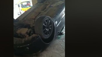 Αναποδογύρισαν και βανδάλισαν αυτοκίνητα σε πυλωτή πολυκατοικίας – ΒΙΝΤΕΟ