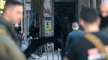 Σε εξέλιξη επιχείρηση της Αστυνομίας για ναρκωτικά στα Εξάρχεια – Τρεις προσαγωγές