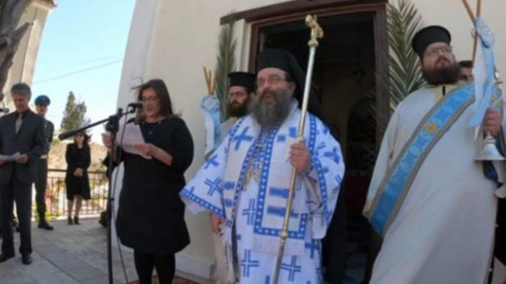 «Μπλόκο» στη Χρυσή Αυγή από τον Μητροπολίτη Χίου κατά τη διάρκεια Αρχιερατικής Θείας Λειτουργίας – ΒΙΝΤΕΟ