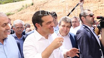 Οι χαλαρές στιγμές του Τσίπρα και οι selfies με πασίγνωστο ποδοσφαιριστή στην Κρήτη – ΦΩΤΟ