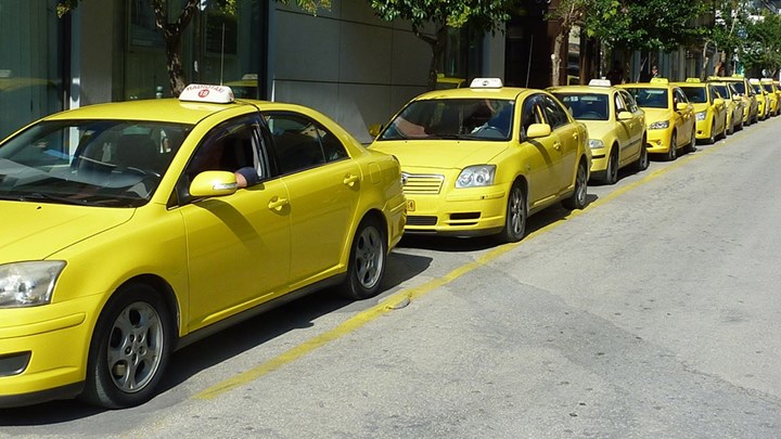 Έρχονται τα πάνω κάτω στα ταξί – Τι αλλάζει στις πληρωμές μέσω εφαρμογών